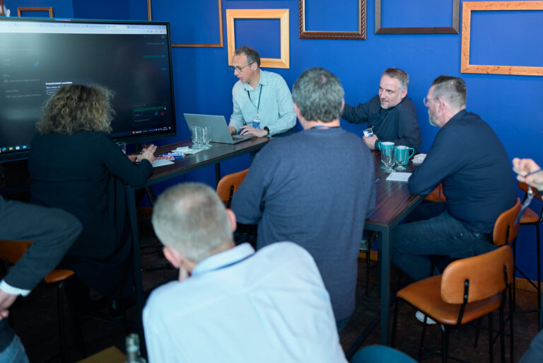 Workshopgruppe am Tisch